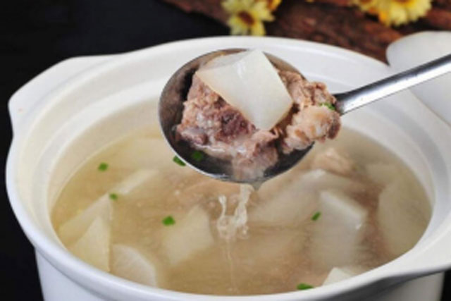 Hầm xương không phải cứ lâu là ngọt nước: Muốn nước trong, đậm vị, làm thêm bước này trước khi nấu