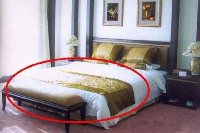 Tại sao khách sạn cũng có 1 mảnh vải trải ngang giường: 90% tưởng chỉ dùng trang trí không biết công dụng thật