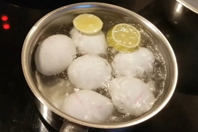 Luộc trứng đừng chỉ dùng nước lã, nhớ thêm 1 thứ để trứng không nứt vỡ, dễ bóc vỏ