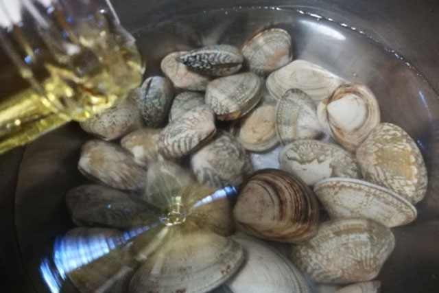 Ngao mua về ngâm trong nước này chỉ 10 phút là nhả sạch không còn 1 hạt cát