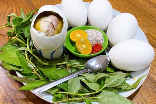 Vì sao trứng vịt lộn thường ăn kèm rau răm?