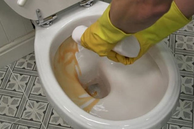 Bồn cầu đóng cặn bẩn, vàng ố cỡ nào cứ dùng 4 thứ này vệ sinh là sạch bong như mới