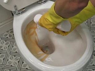 Bồn cầu đóng cặn bẩn, vàng ố cỡ nào cứ dùng 4 thứ này vệ sinh là sạch bong như mới
