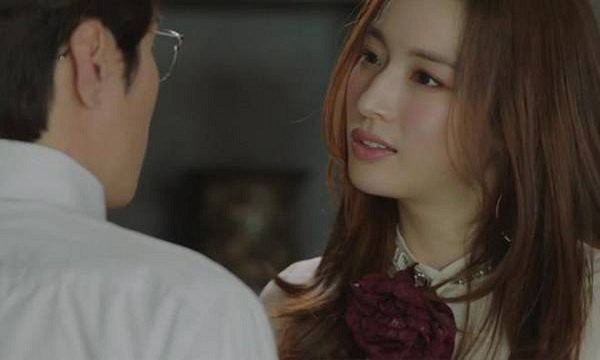 Mượn điện thoại em gái gọi cho bạn trai, tôi sững sờ đọc được dòng chữ trên máy