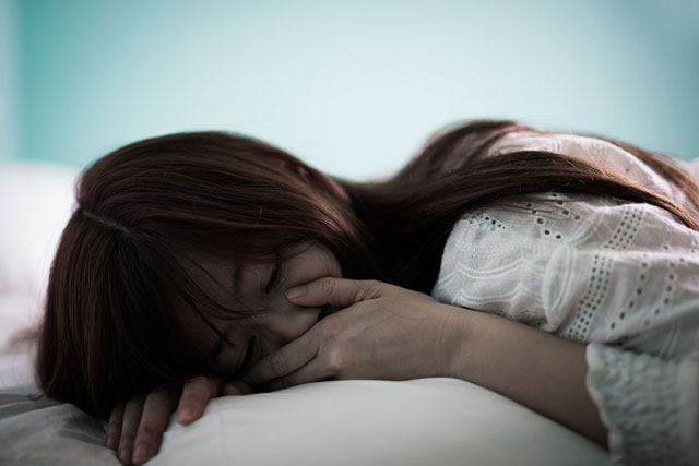 Trong cơn say, chồng ném 200 nghìn xuống giường đòi gần gũi, tôi một mực chống cự thì anh thì thào gọi tên người khác