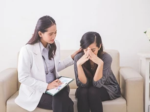 Khi dược sĩ cầm viên thuốc của chồng tôi và giải thích về công dụng, tôi hoảng loạn rồi suy sụp vì không dám tin