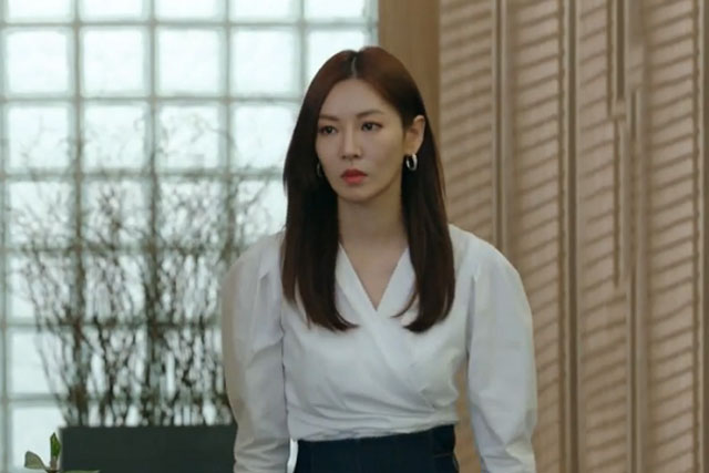 Dọn dẹp nhà kho, tôi làm rơi chiếc hộp gỗ rồi đau đớn phát hiện bí mật về thân thế của người giúp việc chăm sóc mình từ bé