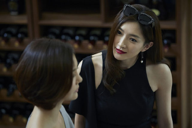 Em chồng móc mỉa vì mang tiền về ngoại, chị dâu rung đùi gọi một cuộc điện thoại khiến 'giặc bên ngô' khiếp sợ van xin