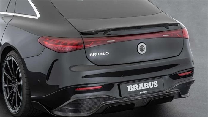  Brabus cũng bổ sung thêm nhiều cơ cấu khí động học bằng sợi carbon như ốp cản sau, khuếch tán gió, cánh gió khí động học cỡ nhỏ trên nắp khoang hành lý... 