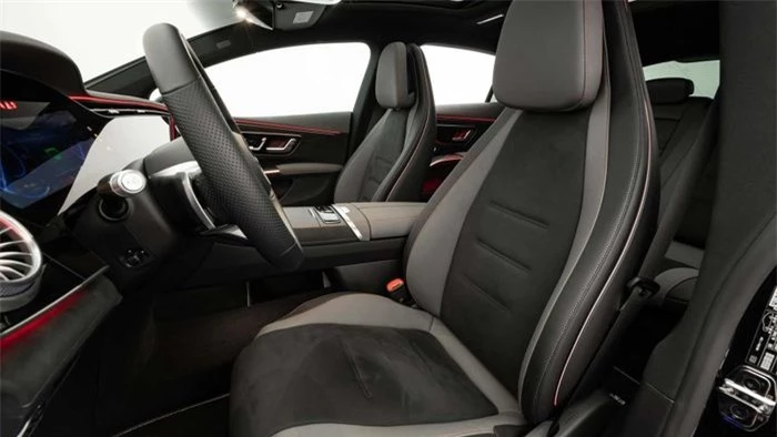  Về mặt nội thất, chiếc xe sẽ được nâng cấp theo hướng thể thao hơn. Những chi tiết như ghế ngồi, ốp nội thất... sẽ được sử dụng các chất liệu cao cấp như sợi carbon, Alcantara... 