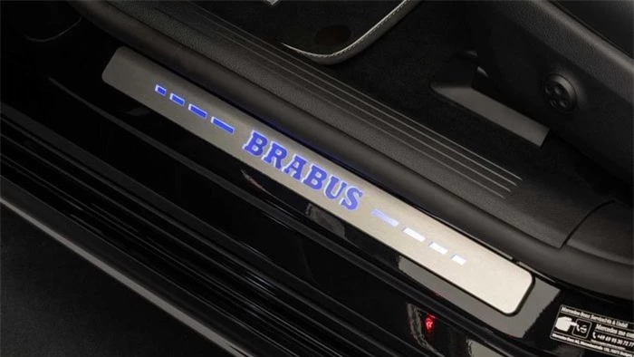  Logo Brabus có thể được tìm thấy tại nhiều vị trí như bệ bước, thảm sàn, bàn đạp ga thắng bằng hợp kim, khoang hành lý... 