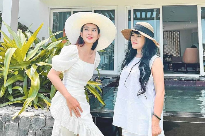 Nhan sắc 'không phải dạng vừa' của mẹ vợ Lý Hải ở tuổi 64