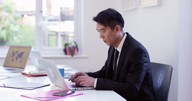 Thấy vợ nhắn tin tán tỉnh, đong đưa với đàn ông, tôi hỏi thì cô ấy nói: 'Em sắp bán hàng online'