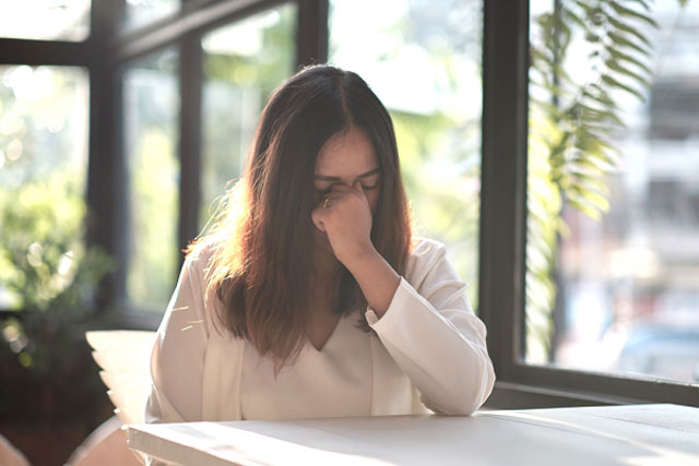 Đến nhà người yêu chơi, tôi thắp hương cho mẹ anh nhưng lại rụng rời nhận ra người phụ nữ quen thuộc với mình hơn 20 năm nay