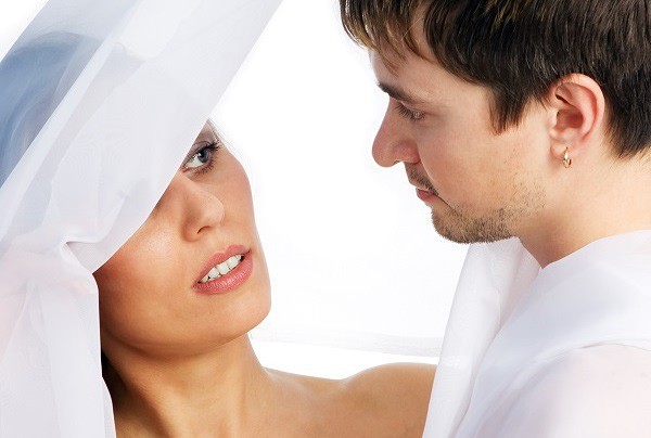 Sốc vì vợ của bạn thân gửi một loạt ảnh nhạy cảm trong đêm mưa