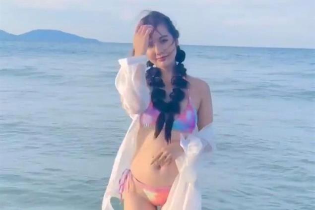 Huyền Lizzie xả vai 'nữ tổng tài' Vân Trang bằng clip khoe eo thon dáng chuẩn nuột nà với bikini