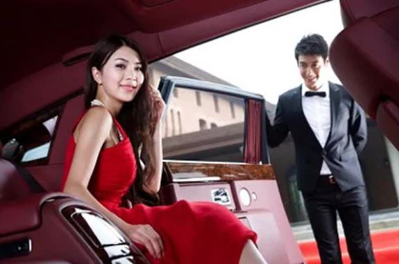 Chồng nhiệt tình đưa đón chị đồng nghiệp xin đi nhờ xe hóa ra là để làm những chuyện khủng khiếp