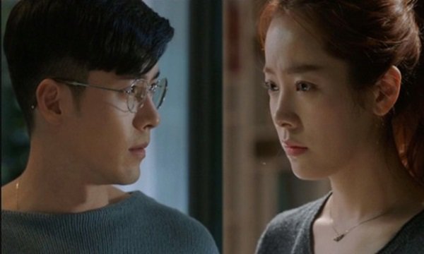 Vợ cũ gọi điện ngay đêm tân hôn cùng vợ mới, tôi khó xử trước tiếng thở đầy gấp gáp