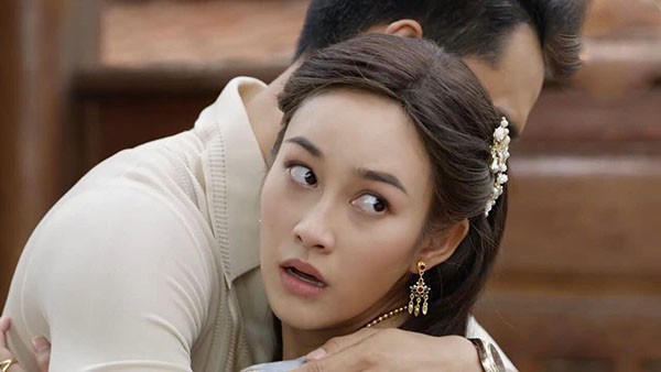 Vừa bước ra khỏi nhà nghỉ, tôi thấy mẹ chồng sấn sổ cầm giỏ trứng đi tới ném thẳng vào mặt con trai mình