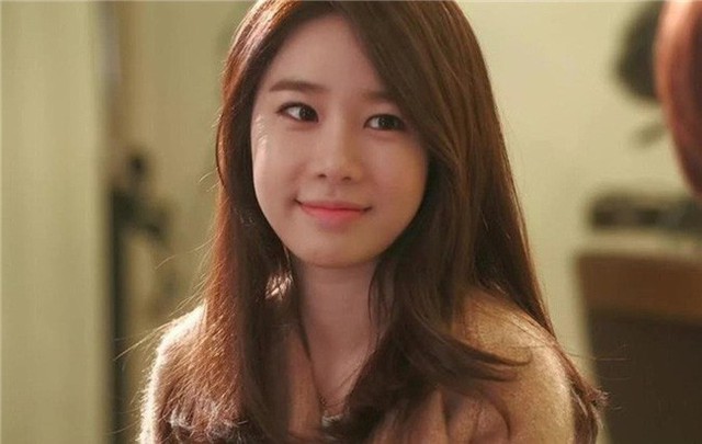 Ngày dạm ngõ, mẹ chồng kéo xuống bếp dấm dúi đưa nửa chỉ vàng, nhưng bà đưa ra đề nghị khiến tôi trả lại tức thì