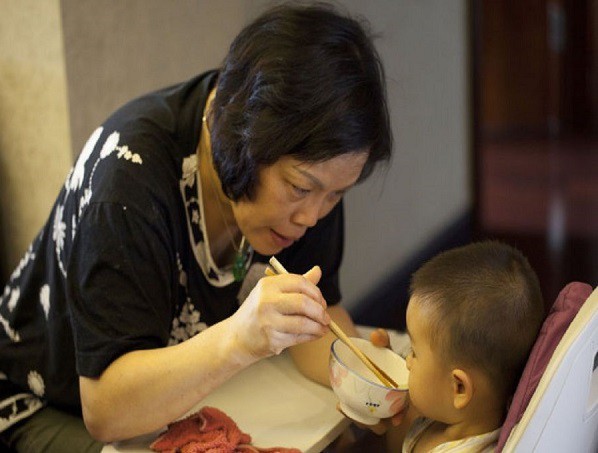 Phát hiện mẹ chồng chăm cháu đúng kiểu 'mì ăn liền', tôi trách vài câu mà bà đã đùng đùng bỏ về quê