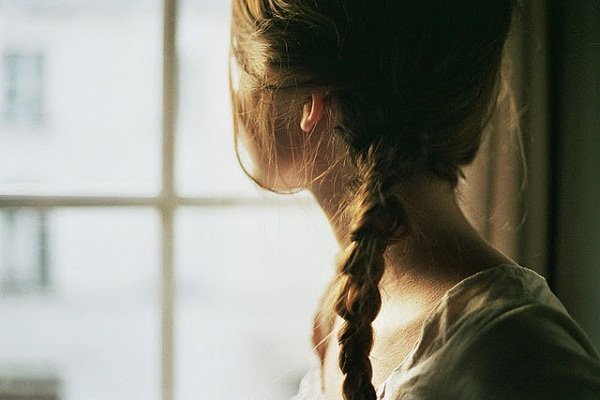 Đi đón bạn, tôi điếng người khi thấy bóng dáng mẹ chồng tương lai đứng ngay trước sảnh khách sạn