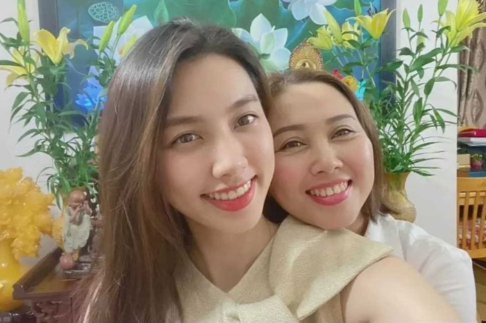 Sắc vóc và thần thái 'không phải dạng vừa' của mẹ ruột Hoa hậu Thùy Tiên
