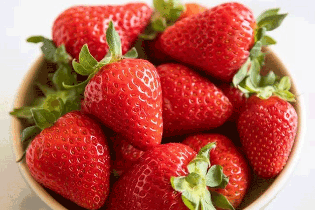 Mách mẹ cách lựa chọn và bảo quản dâu tây ngon ngọt, thơm lừng, để cả tuần chẳng lo thâm nhũn