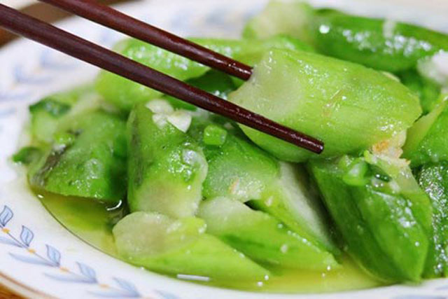 10 lần xào mướp 9 lần thâm đen: Học đầu bếp làm thêm bước này mướp xanh mướt, ít ra nước