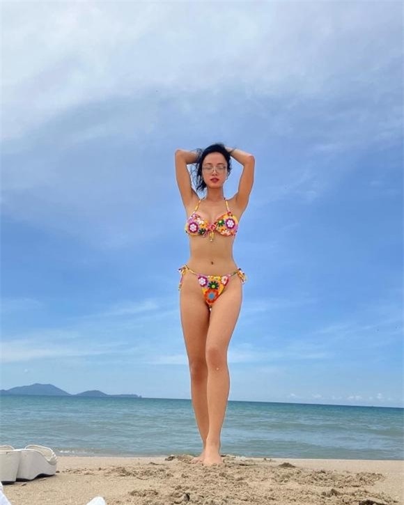 Vũ Ngọc Anh tạo dáng siêu gợi cảm với diện bikini bé xíu 