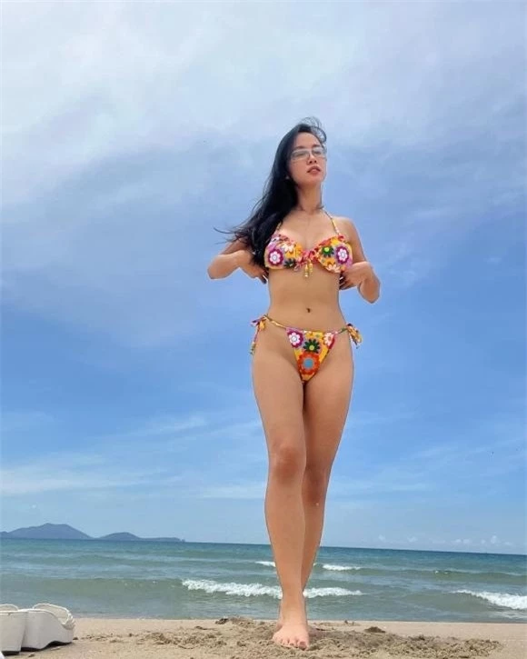 Vũ Ngọc Anh tạo dáng siêu gợi cảm với diện bikini bé xíu 