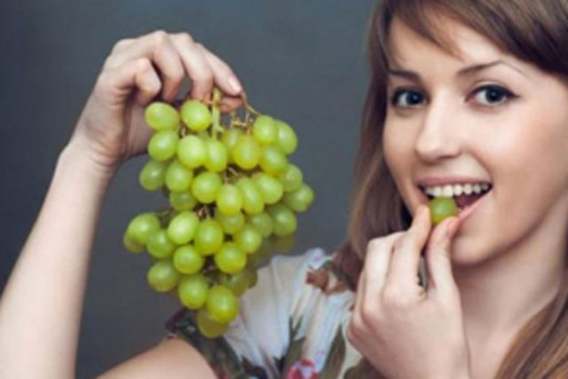 Chọn nho nên thử quả trên cùng, ở giữa hay bên dưới, chị em làm điều này người trồng cũng phải khen