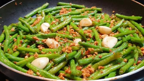 Xào đậu đũa đừng bỏ luôn vào chảo, làm thêm 1 bước để đỗ giòn ngon, xanh mướt