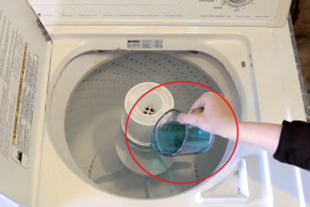 Đổ nước súc miệng vào máy giặt, kết quả khiến nhiều người bất ngờ