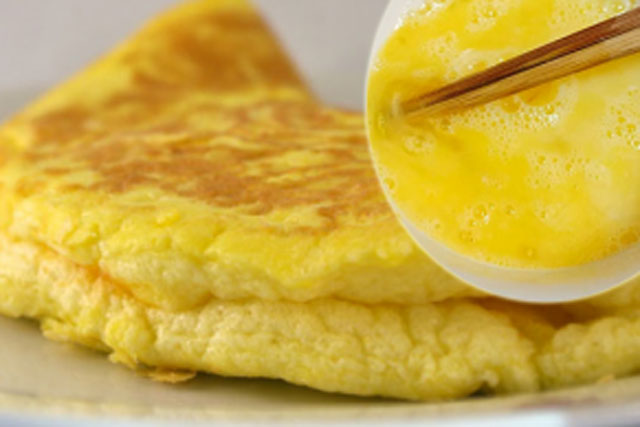 Đầu bếp nhà hàng 5 sao tiết lộ: Rán trứng chỉ cần thêm một thìa này là trứng vàng ruộm, nở nhiều gấp đôi