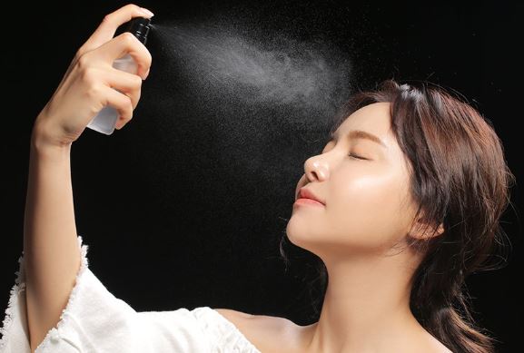 Tường tận cách sử dụng xịt khoáng cho chị em