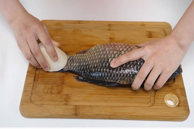 Những mẹo nhỏ giúp đánh vảy cá nhanh và an toàn, không biết là tiếc hùi hụi