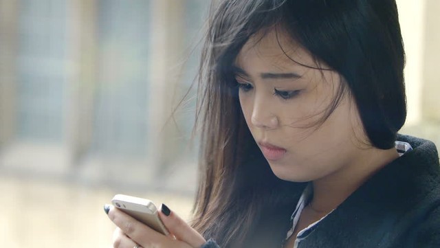 Nửa đêm nhận được điện thoại từ mẹ ruột nhưng tôi chán ngán bấm tắt máy, chồng ở bên cười nhạt mỉa mai một câu khiến tôi nhục nhã vô cùng