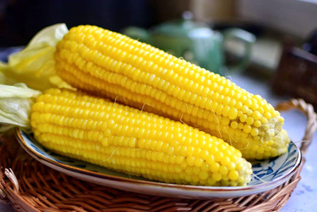 Luộc ngô cho 2 nguyên liệu này, đảm bảo ngô vừa ngọt lại vừa mềm