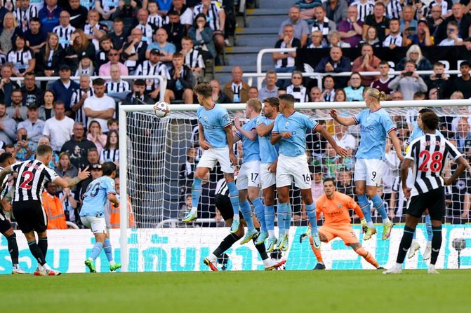 Haaland và De Bruyne cùng toả sáng, Man City may mắn thoát thua trước Newcastle