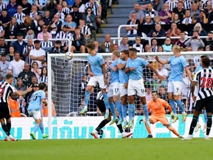 Haaland và De Bruyne cùng toả sáng, Man City may mắn thoát thua trước Newcastle