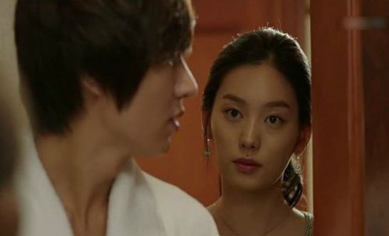 Tái mặt khi chồng bị bắt quả tang hú hí trên giường mà vợ chỉ cười khẩy rồi bỏ đi