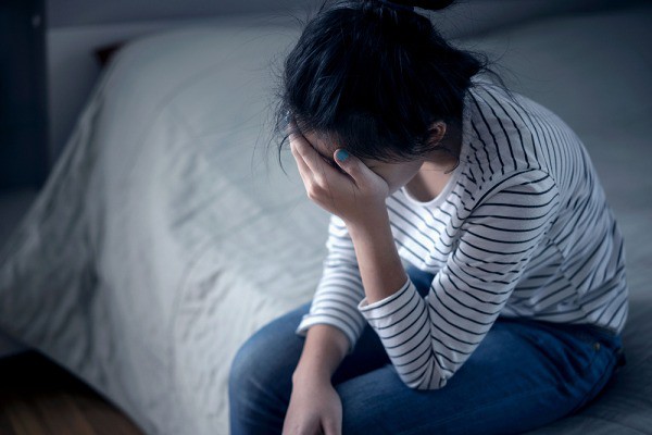 Có những hôm thấy vợ tắm lâu, tôi sốt ruột ngó qua khe cửa rồi kinh ngạc vô cùng khi thấy vợ đứng tần ngần chăm chú nhìn vào gương