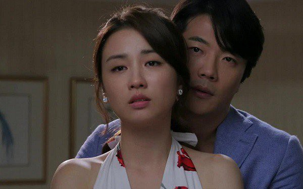 Bị vợ bắt quả tang ngoại tình, tôi bủn rủn khi thấy vợ thản nhiên đến tàn nhẫn