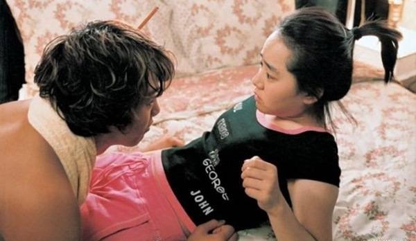 Tân hôn anh lao vào như sói, vừa đụng phải thứ này liền tái mặt đóng cửa đi ra