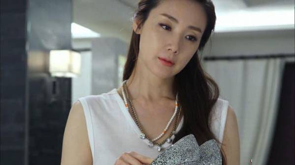 Lỡ dại lên giường với sếp già, nhìn thứ anh để lại tôi chỉ khinh bỉ cười