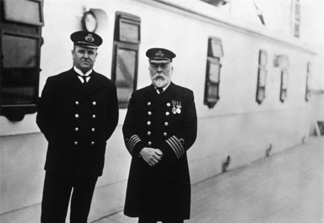 Thuyền trưởng Edward J. Smith (phải) v&agrave; người quản l&yacute; t&agrave;u Hugh Walter McElroy chụp ảnh kỷ niệm tr&ecirc;n boong Titanic.