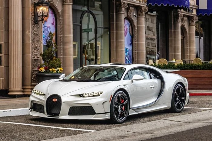  Bugatti Chiron Super Sport là bản nâng cấp hiệu suất của dòng hypercar Bugatti Chiron. Chiếc xe được thiết kế với cảm hứng từ huyền thoại EB 110 Super Sport. 