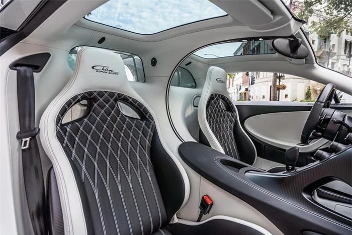  Nội thất của chiếc xe là sự phối trộn giữa các chất liệu cao cấp, cùng bộ ghế da màu trắng Blanc và đen Beluga Black, kết hợp những đường may tương phản hình quả trám. 