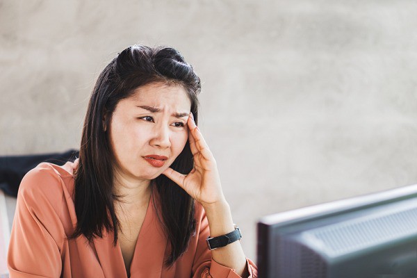 Hùng hổ xông vào nhà nghỉ đánh ghen, tôi rụng rời tay chân khi thấy bóng người ngồi dưới bậc cầu thang lại chính là mẹ đẻ của mình